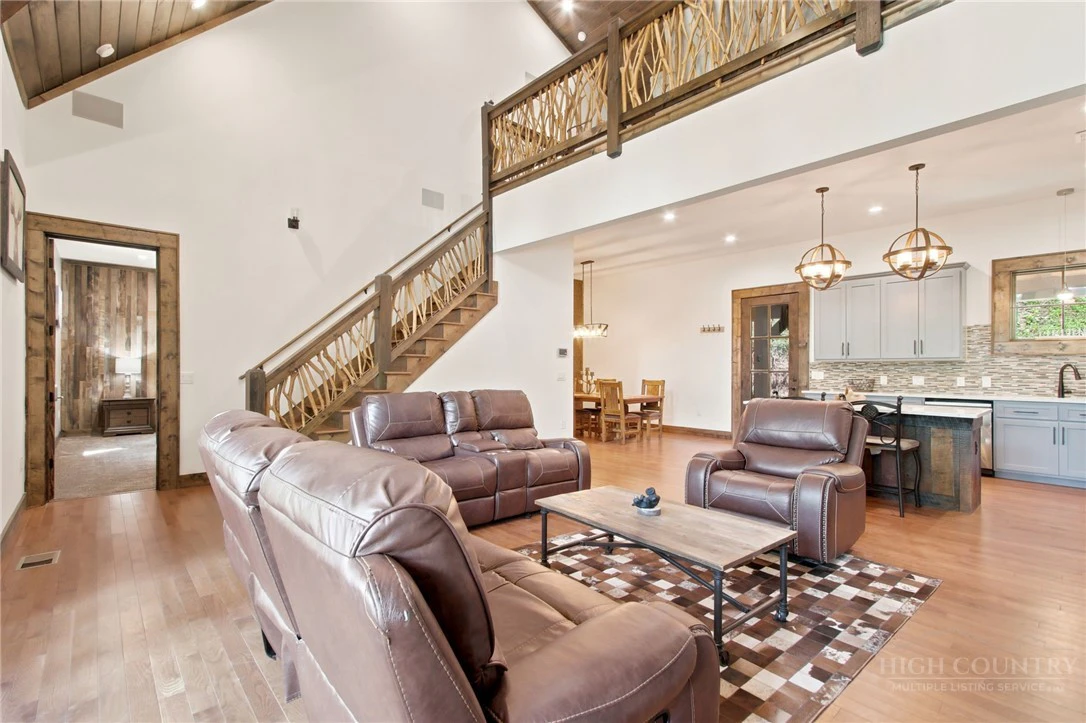 Image number 13 for the current listing