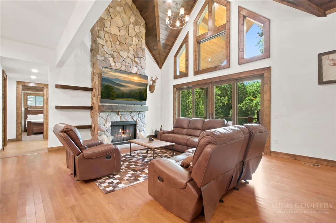 Image number 17 for the current listing