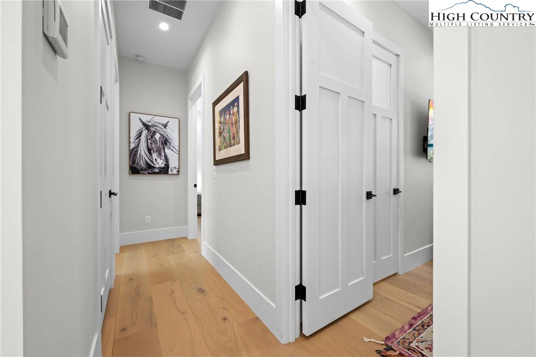 Image number 3 for the current listing
