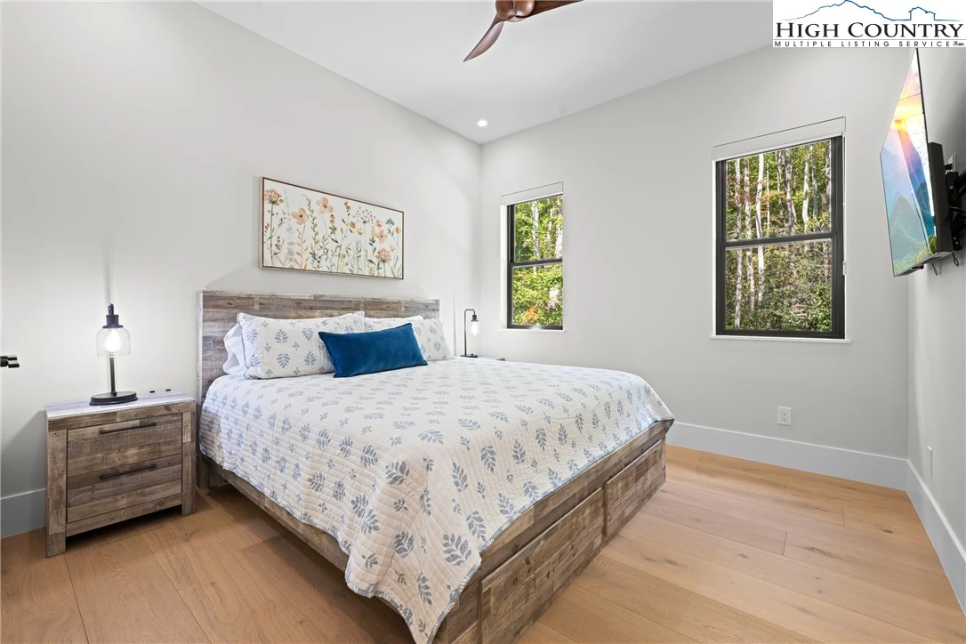 Image number 4 for the current listing