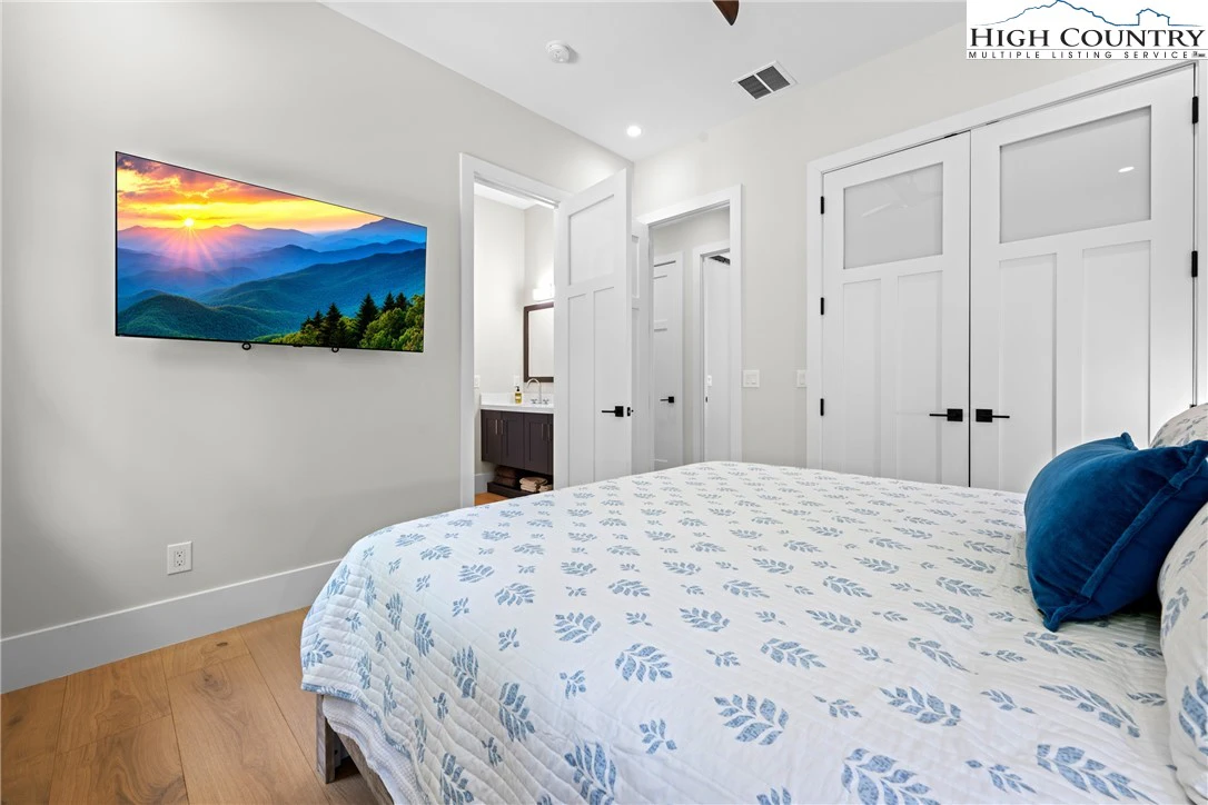 Image number 5 for the current listing