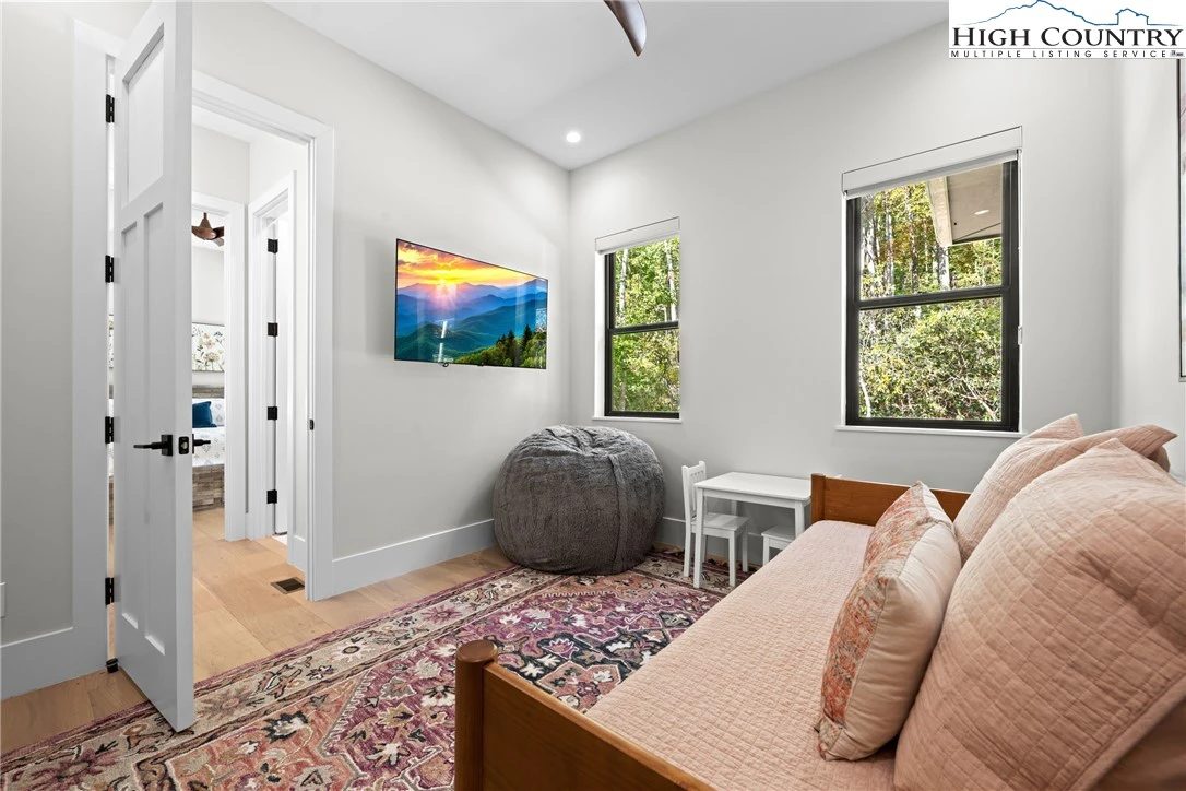 Image number 8 for the current listing