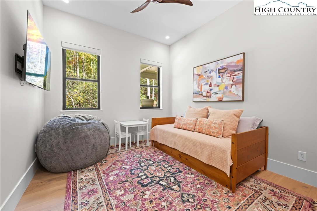 Image number 9 for the current listing