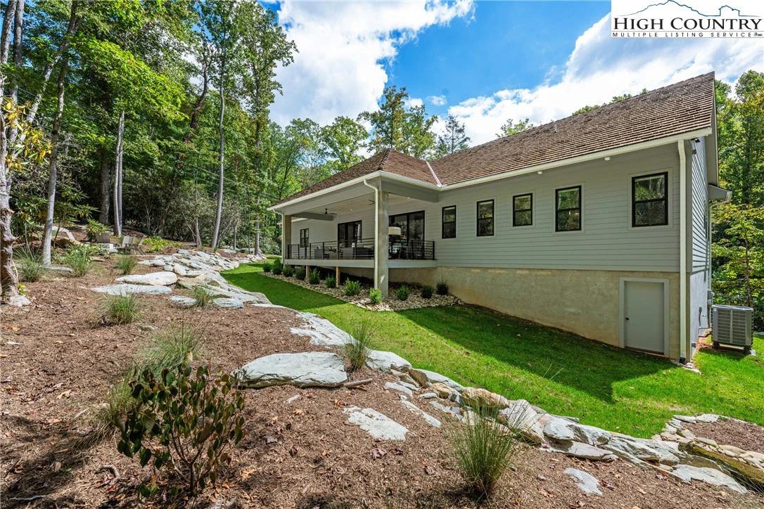 Image number 17 for the current listing