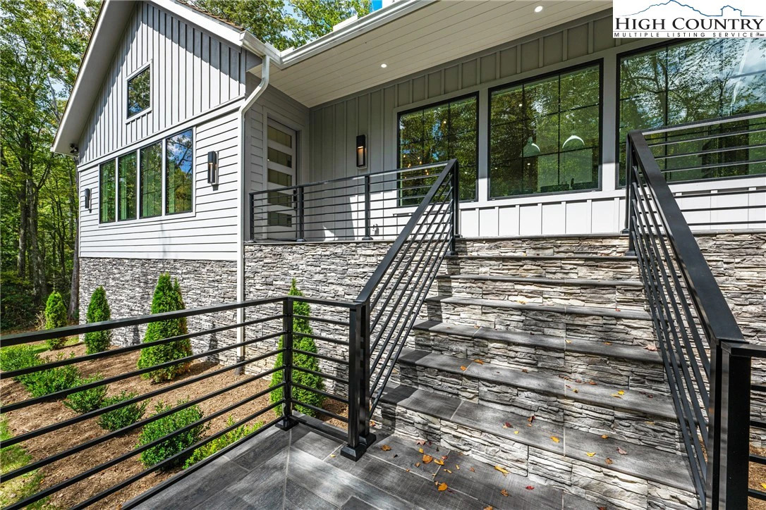 Image number 1 for the current listing