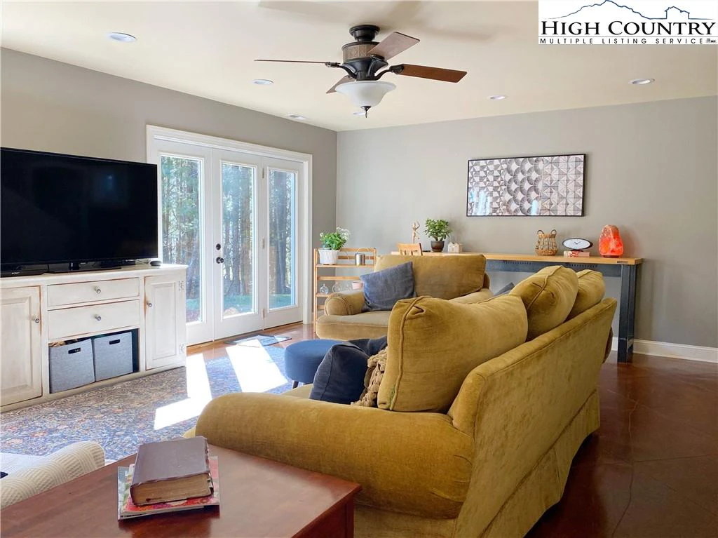Image number 21 for the current listing
