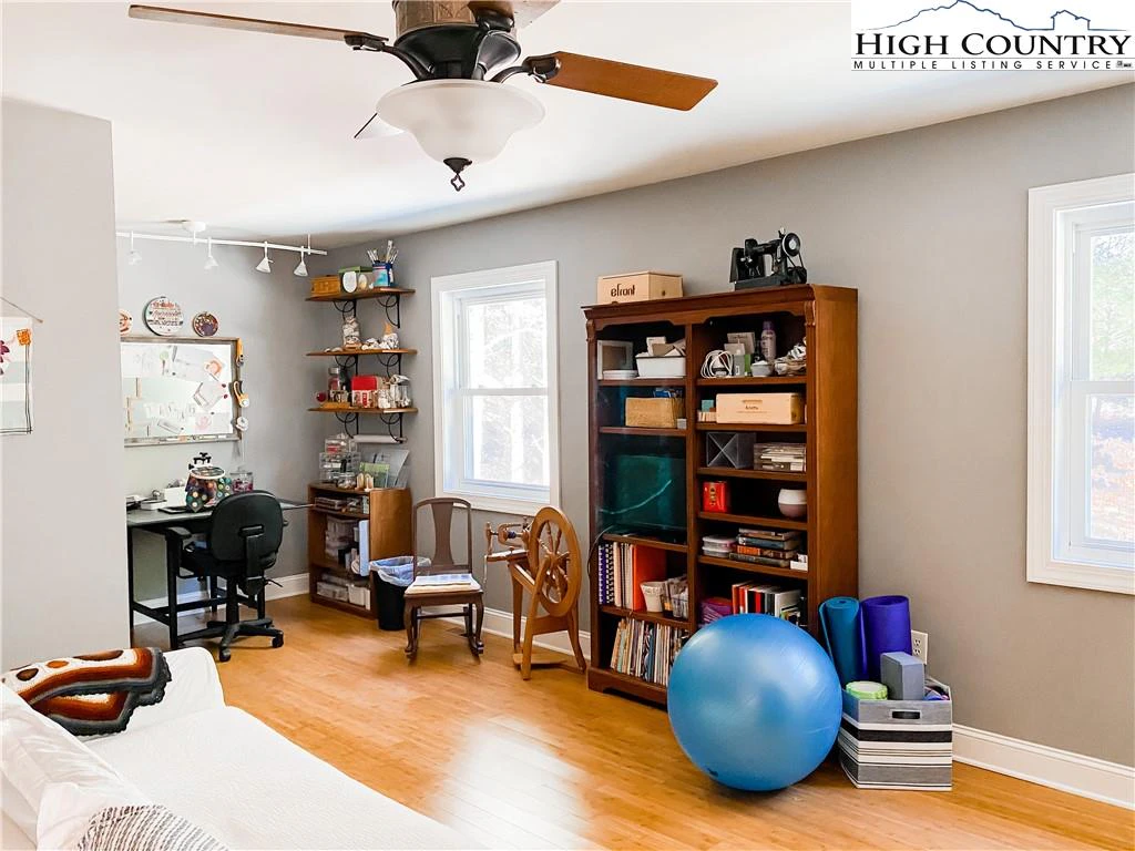 Image number 3 for the current listing