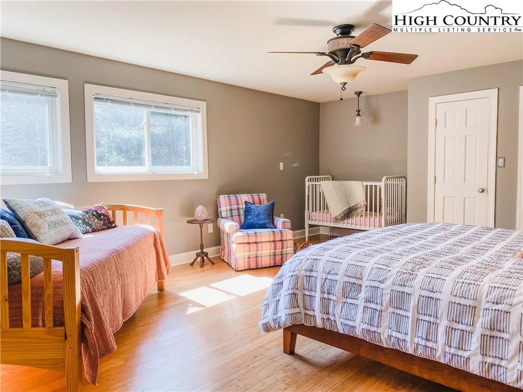 Image number 5 for the current listing