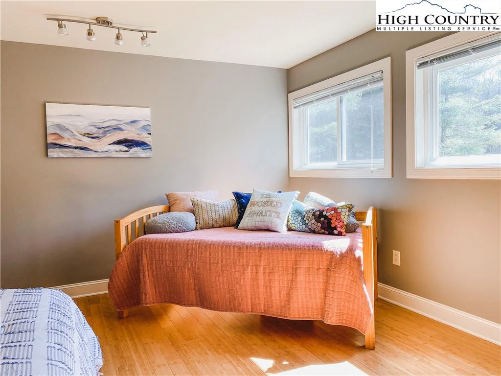 Image number 6 for the current listing