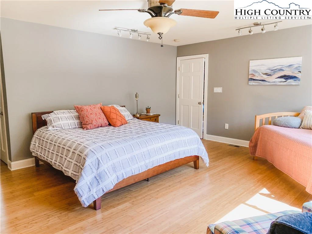 Image number 8 for the current listing