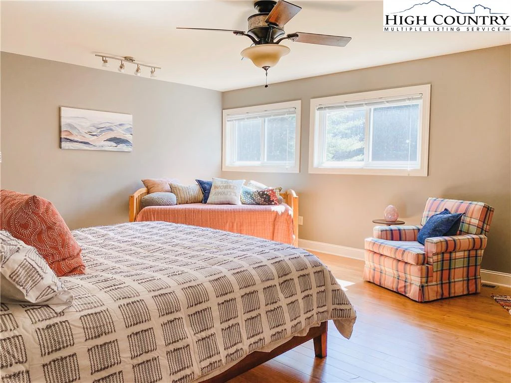 Image number 9 for the current listing