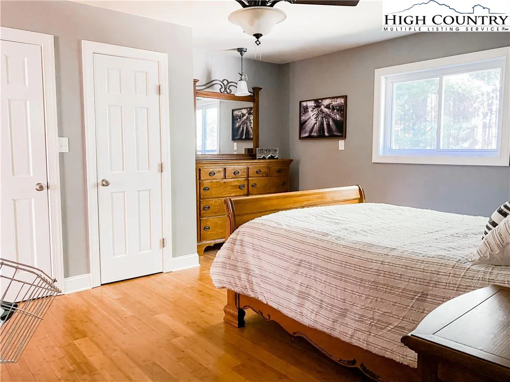 Image number 2 for the current listing
