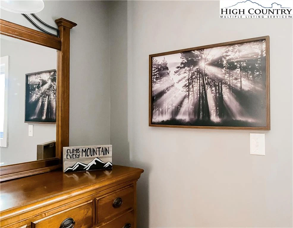 Image number 11 for the current listing