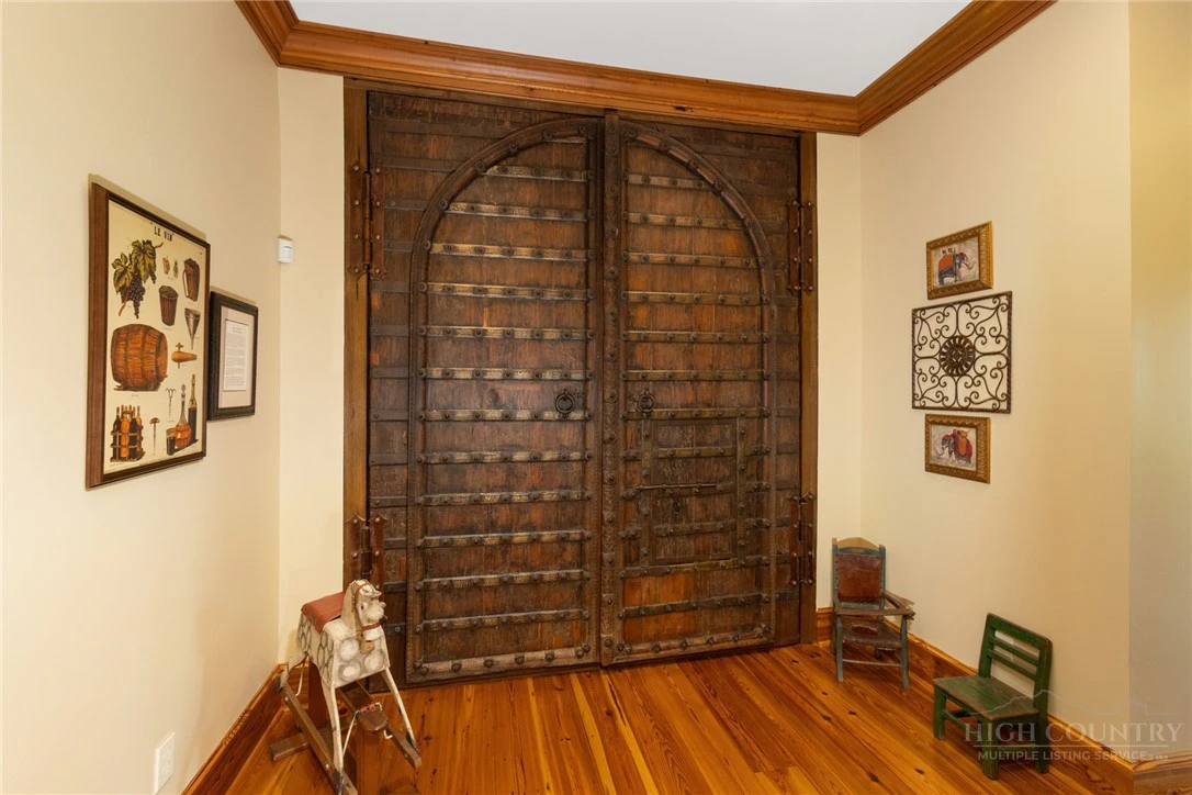 Image number 22 for the current listing