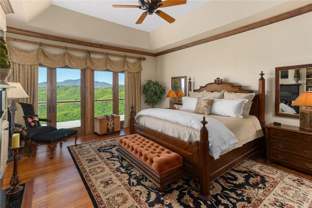 Image number 9 for the current listing
