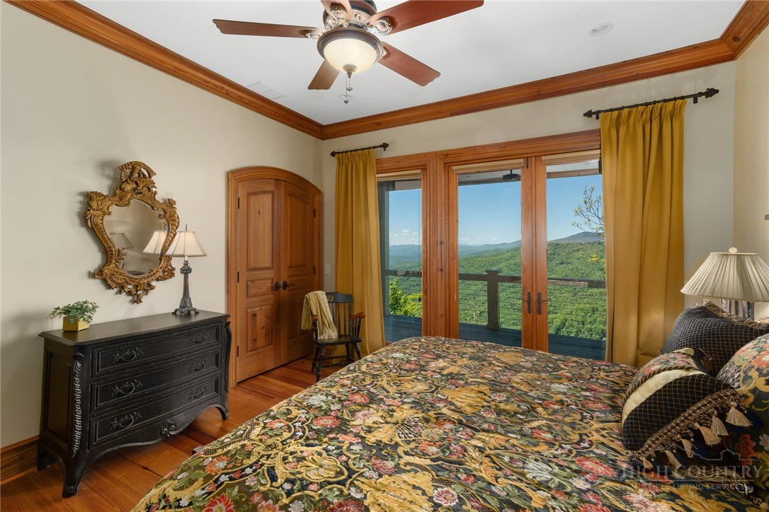 Image number 2 for the current listing