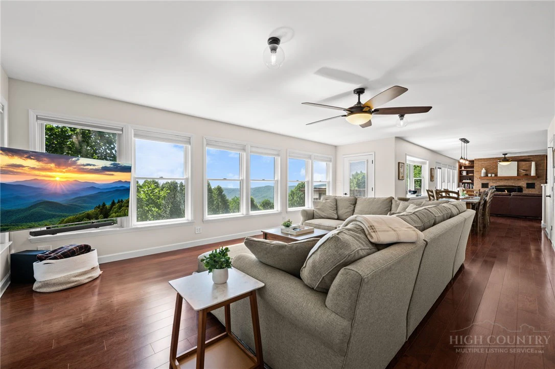 Image number 11 for the current listing