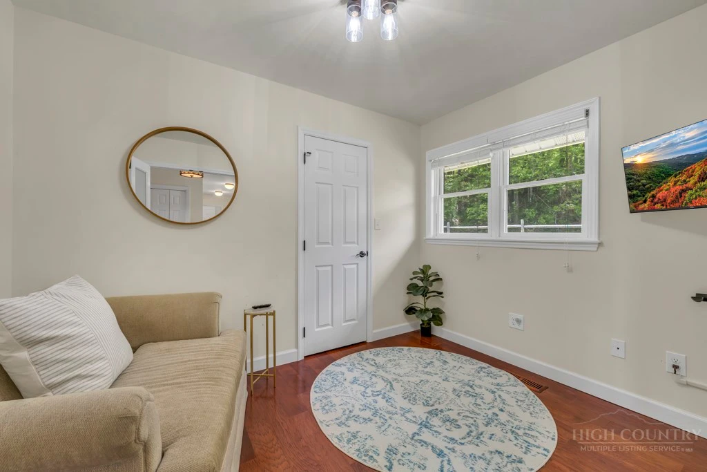 Image number 21 for the current listing