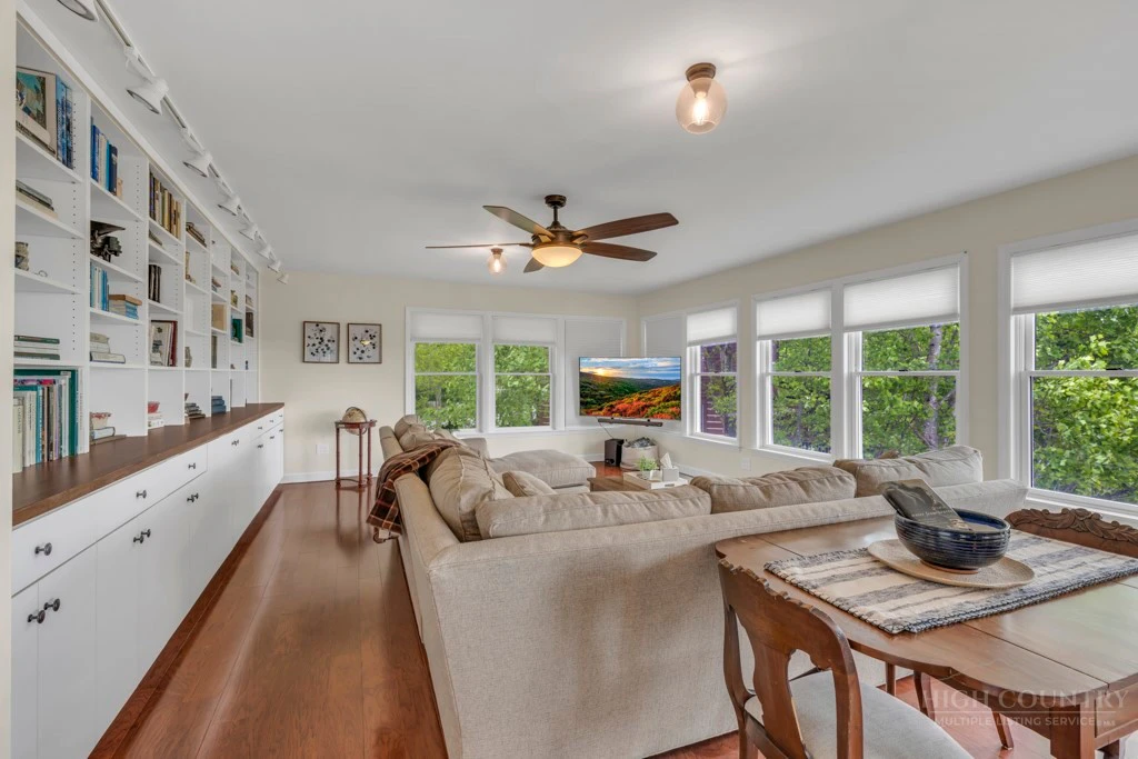 Image number 12 for the current listing