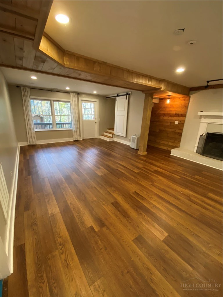 Image number 3 for the current listing