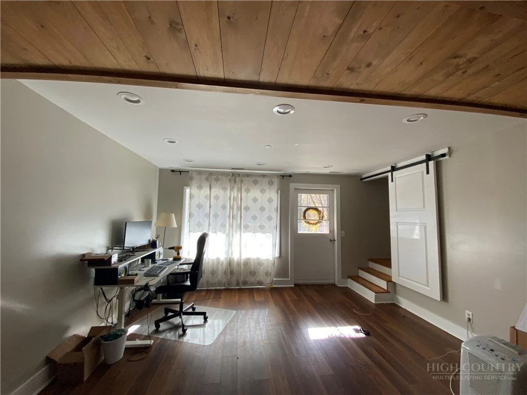 Image number 4 for the current listing