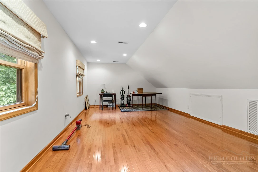 Image number 18 for the current listing