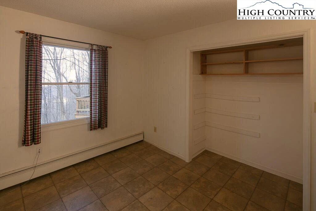 Image number 19 for the current listing