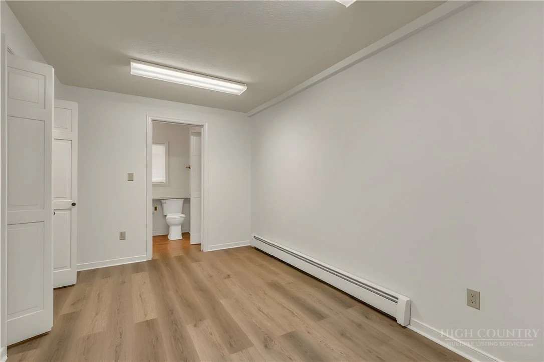 Image number 21 for the current listing