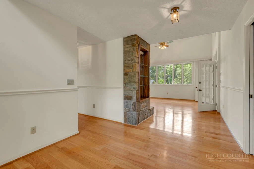 Image number 3 for the current listing