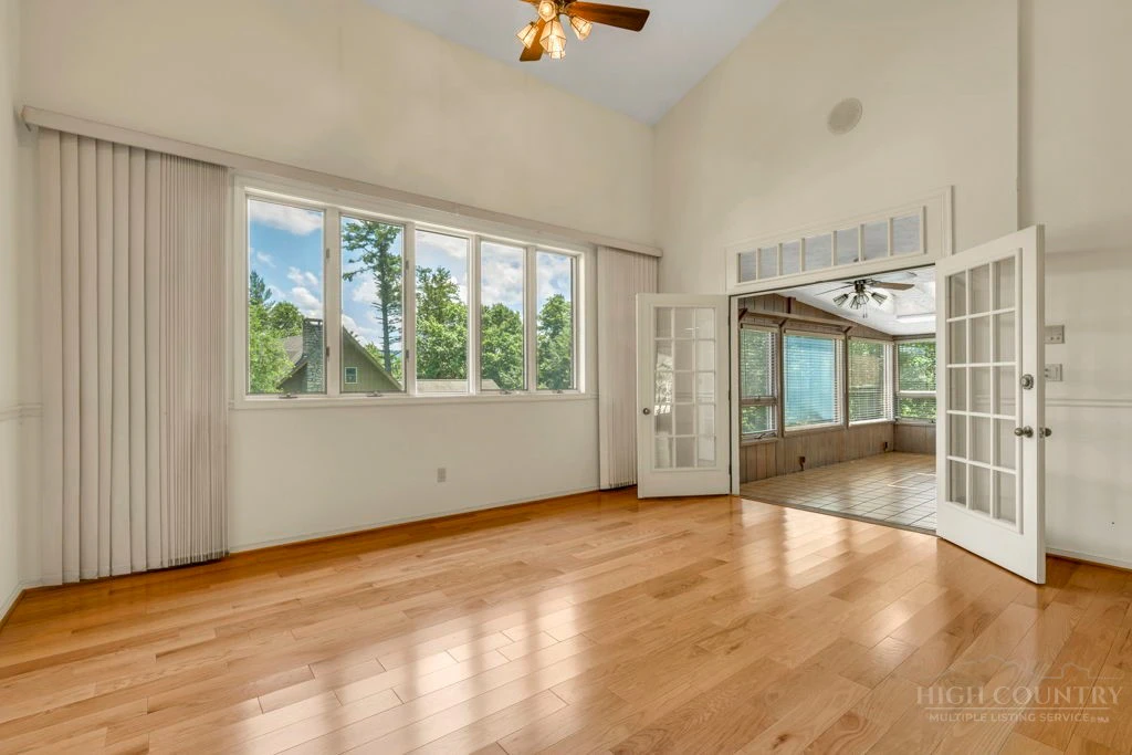 Image number 4 for the current listing