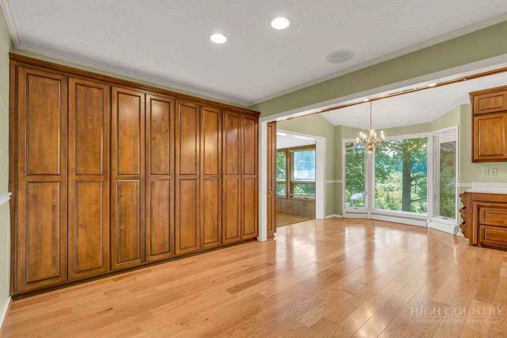 Image number 7 for the current listing