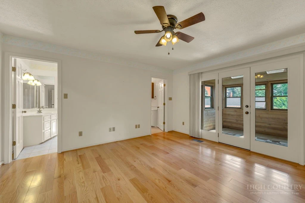 Image number 9 for the current listing
