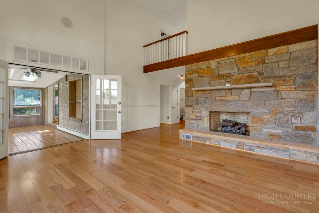 Image number 5 for the current listing