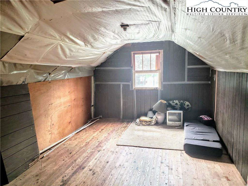 Image number 9 for the current listing