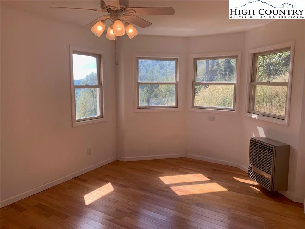 Image number 15 for the current listing