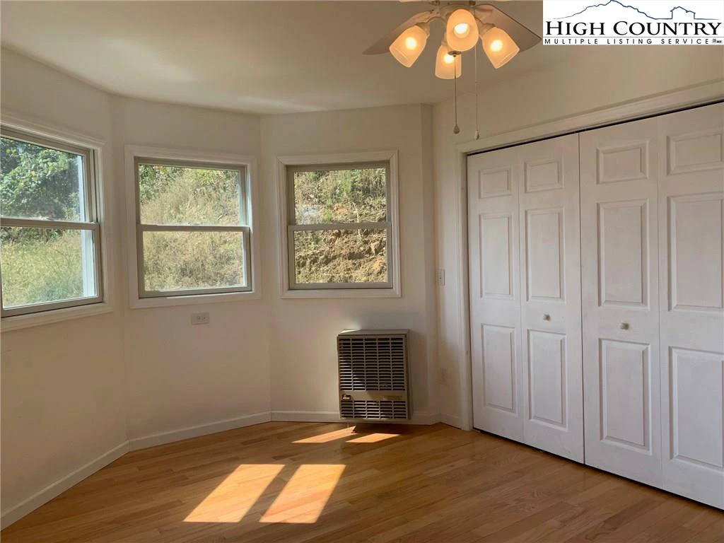 Image number 14 for the current listing