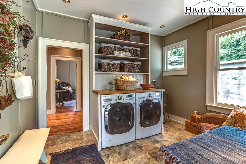 Image number 3 for the current listing