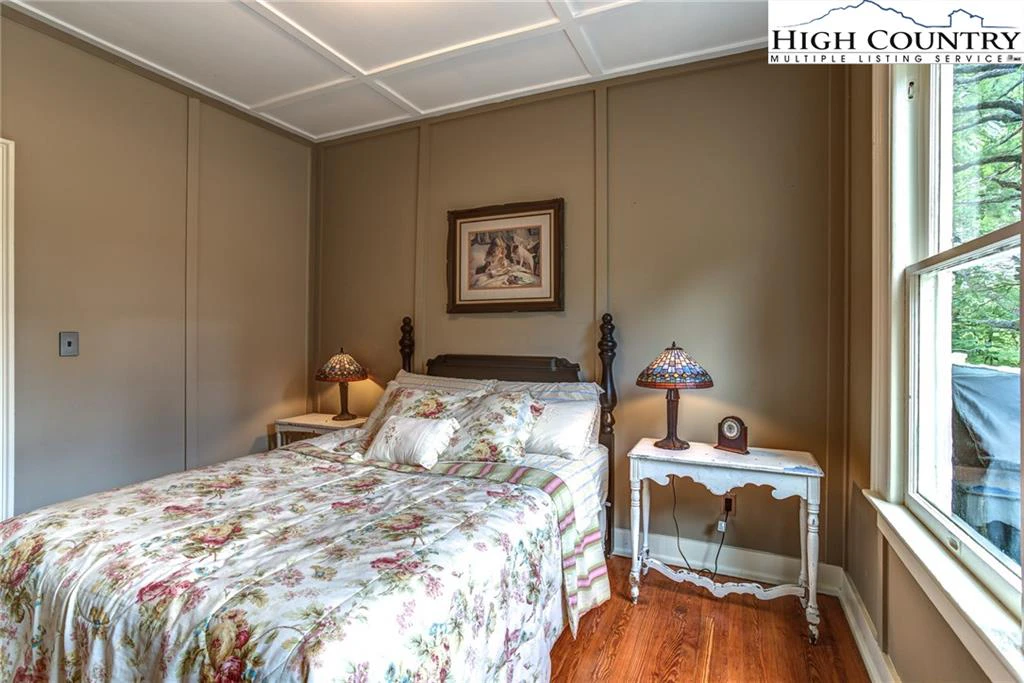 Image number 6 for the current listing