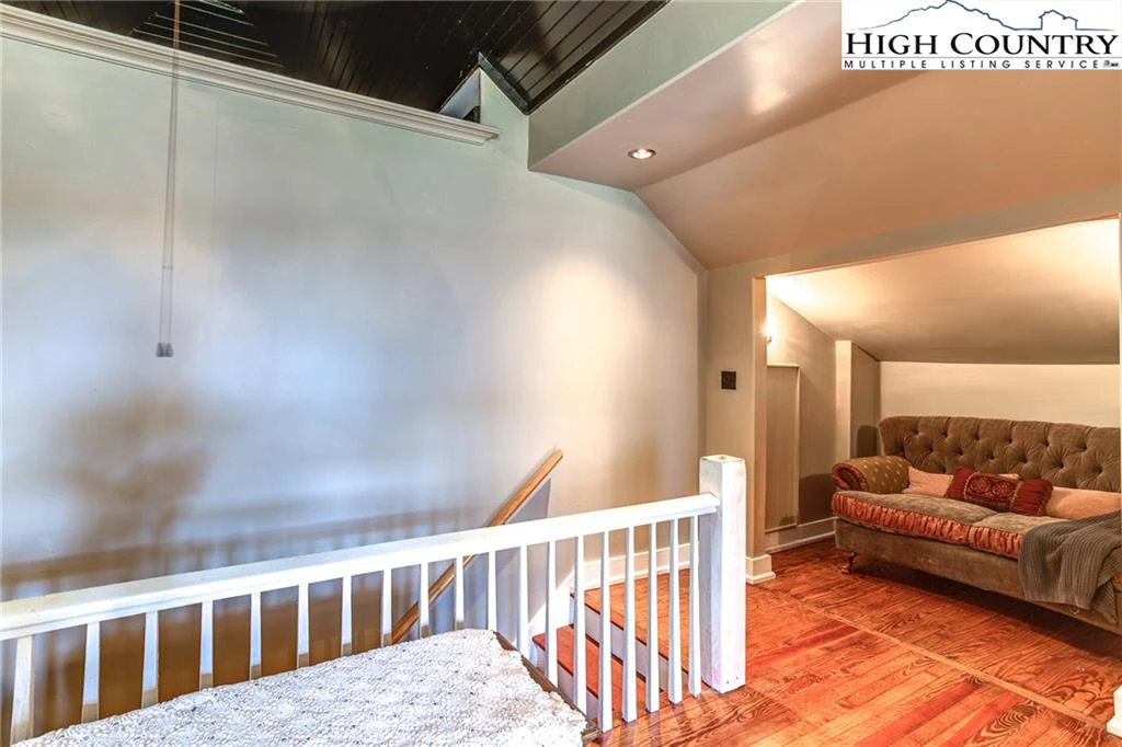 Image number 7 for the current listing