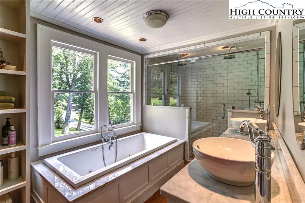 Image number 8 for the current listing