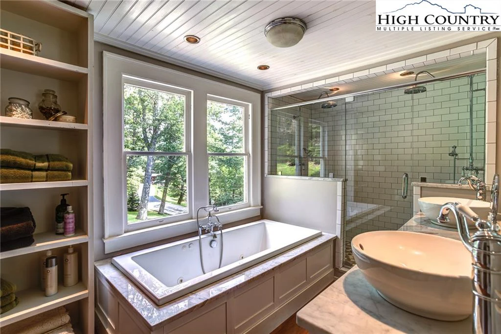 Image number 9 for the current listing