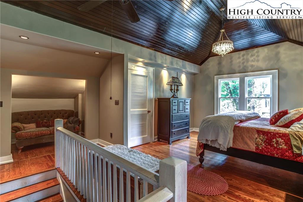 Image number 12 for the current listing