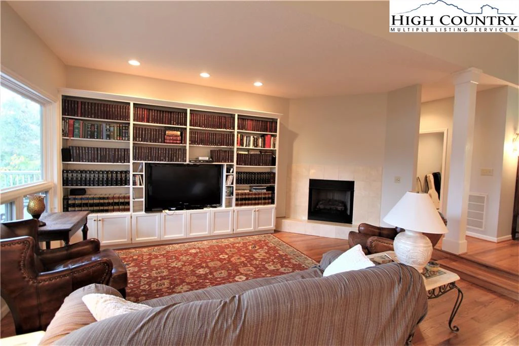 Image number 21 for the current listing