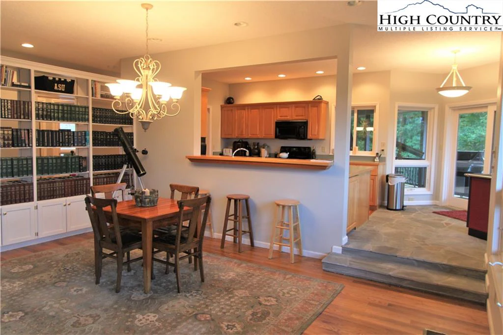 Image number 19 for the current listing