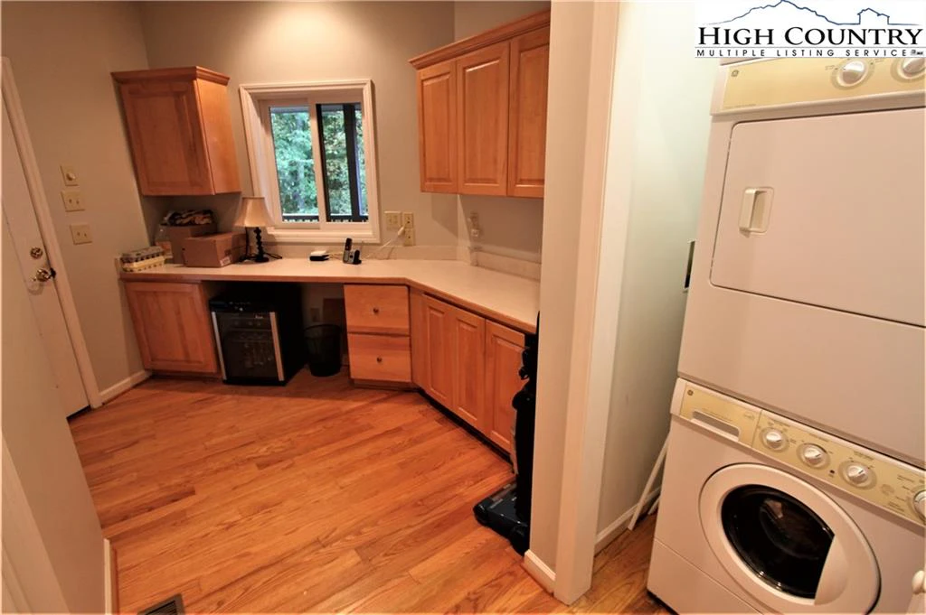 Image number 3 for the current listing
