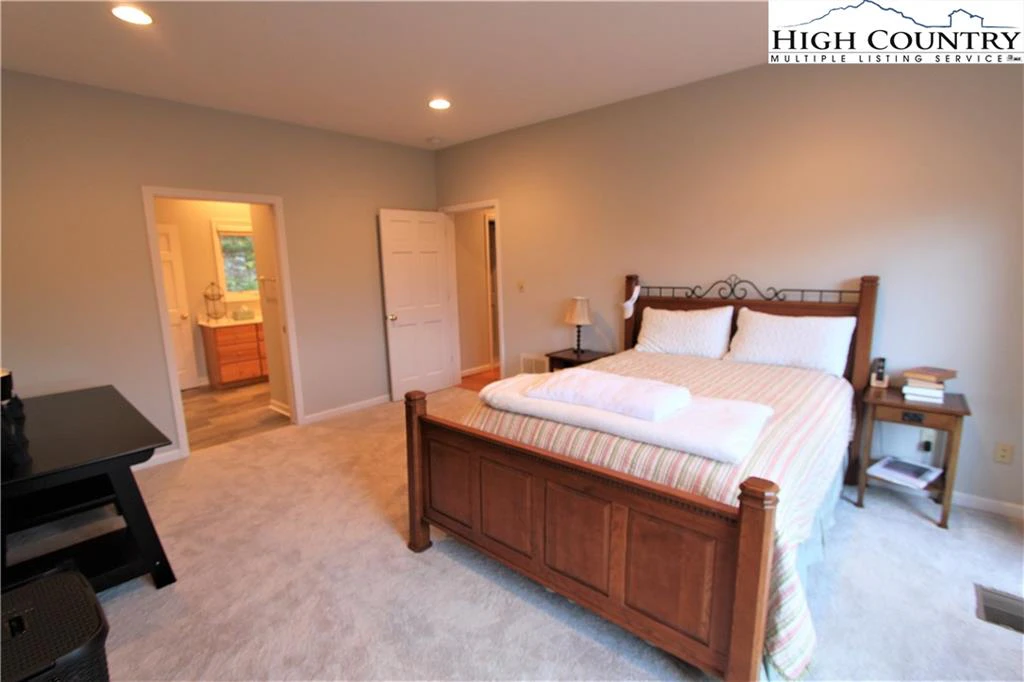 Image number 4 for the current listing