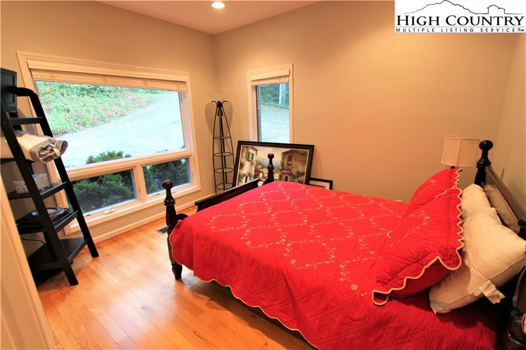 Image number 8 for the current listing
