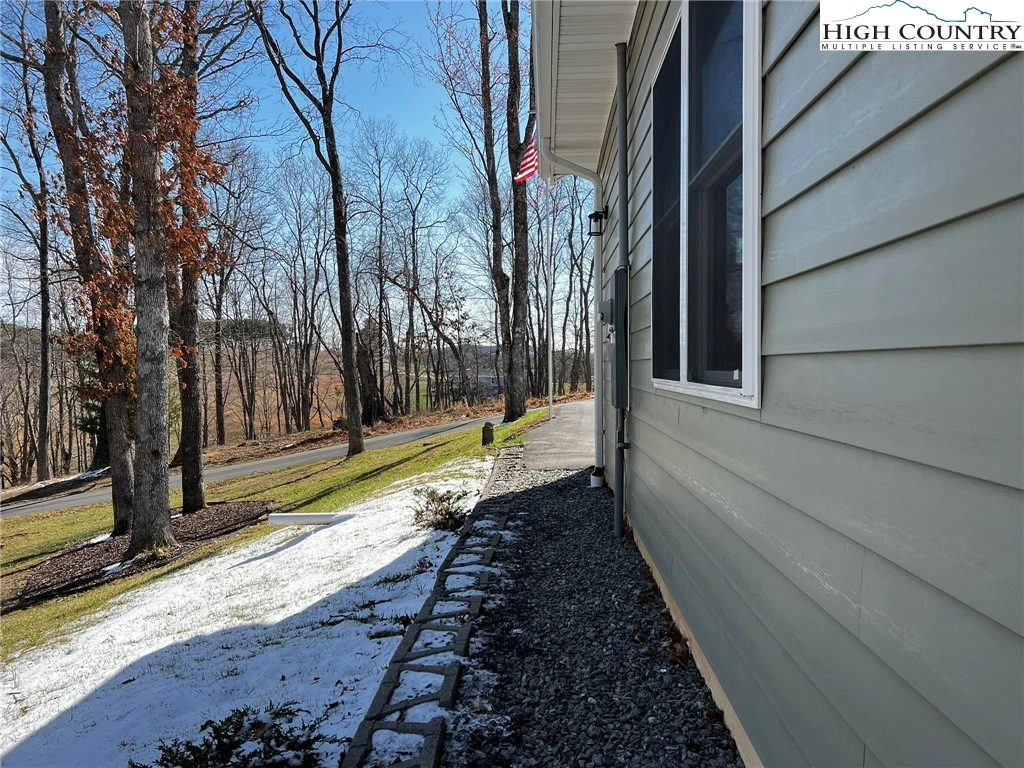 Image number 19 for the current listing