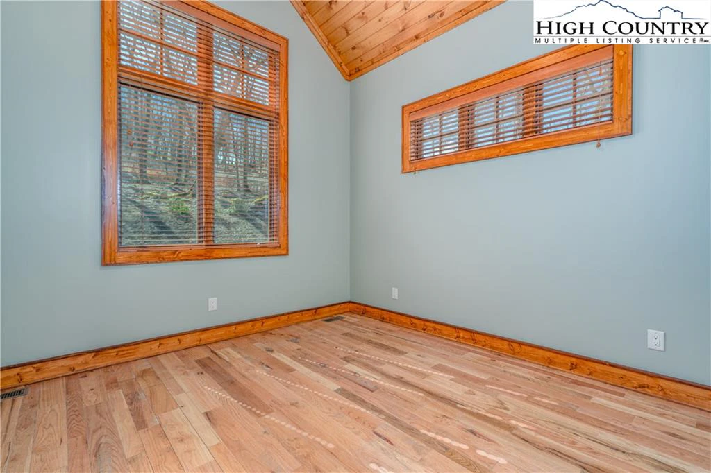 Image number 15 for the current listing