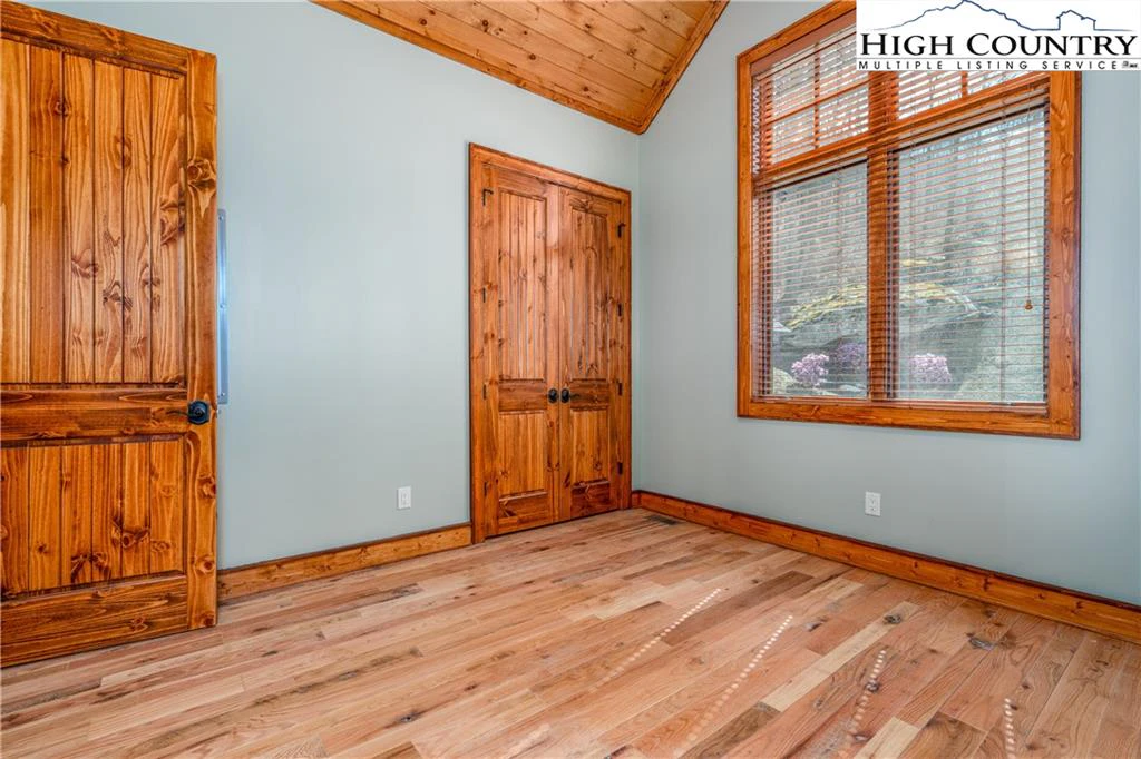 Image number 17 for the current listing